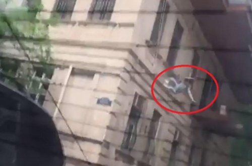 Bakıda özünü binadan atan qadının İNTİHAR ANI - VİDEO
