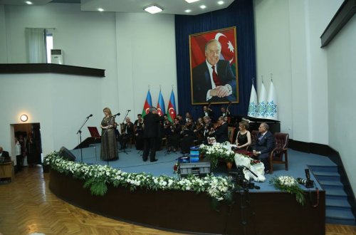 Gəncədə şəhərin baş rəssamı, heykəltəraş Şərif Şərifovun yaradıcılıq gecəsi keçirilib