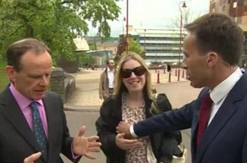 Aparıcı canlı yayımda qadının sinəsinə toxundu, şillələndi - VİDEO