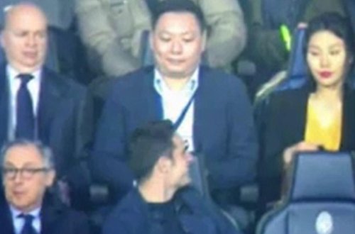 Klub sahibinin arvadından gözünü çəkmədi - VİDEO