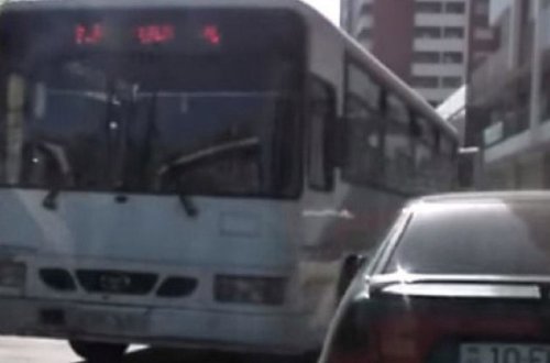 Bakıda avtobus sürücüsünün ÖZBAŞINALIĞI: Sərnişinlərin həyatını təhlükəyə atdı - VİDEO