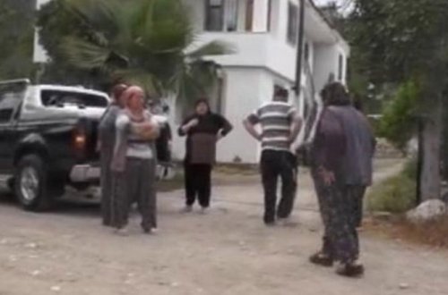 Azyaşlı qız atasına 