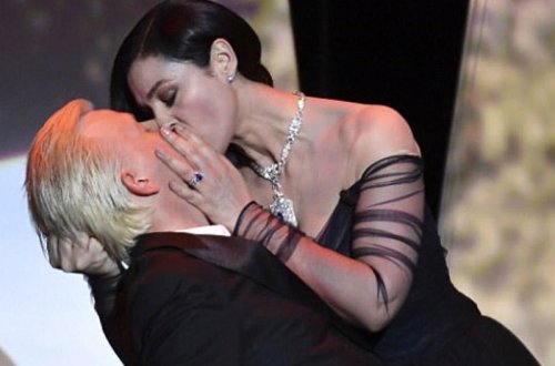 Monika ehtiraslı öpüşü ilə gündəm oldu: saçından tutub... - VİDEO