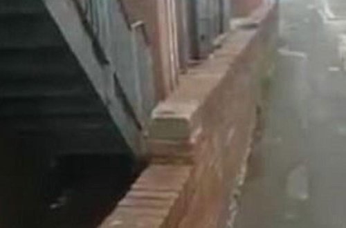 Günorta çağı şəhərin mərkəzində biabırçılıq - Hasarın arxasında qızla oğlanın səsinə getdilər - FOTOLAR