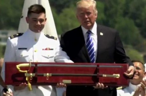 Tramp mikrofonun açıq olduğunu unub elə söz dedi ki... - VİDEO