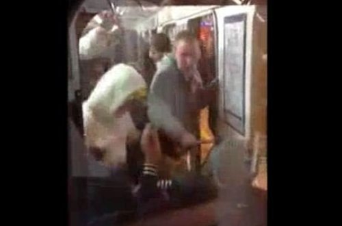 Metroda DƏHŞƏT: Sərnişinlərə hücum edib vəhşicəsinə döydülər - ANBAAN VİDEO