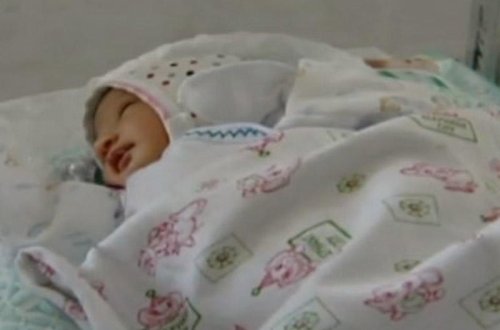 Sabirabadda qəribə hadisə: körpə dişlə doğuldu - VİDEO