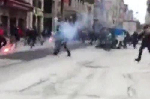 Yunan azarkeşlər Taksimdə dava saldılar: Yaralılar var - VİDEO