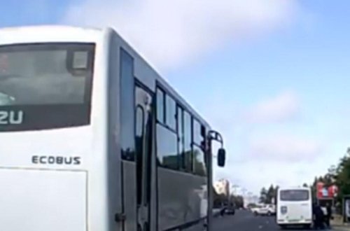 Paytaxtda avtobus sürücüsü qırmızı işıqda dayanmadı - VİDEO