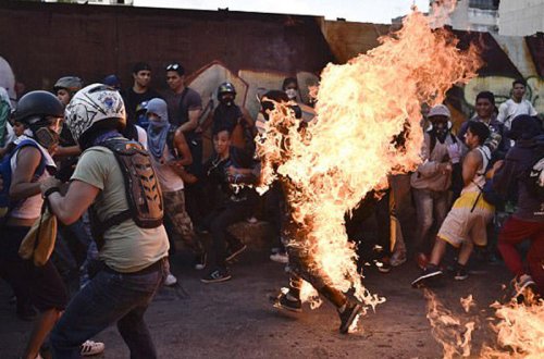 Şok kadrlar: müxalifətin yürüşündə oğrunu diri-diri yandırdılar - VİDEO