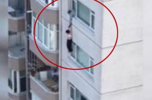 Yarıçılpaq vəziyyətdə özünü 8-ci mərtəbədən atan qadını əri tuta bilmədi - VİDEO -  (+18)
