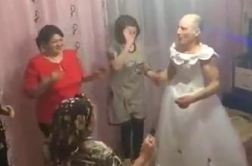 BİABIRÇILIQ! Qoca kişi gəlinlikdə rəqs edir - VİDEO