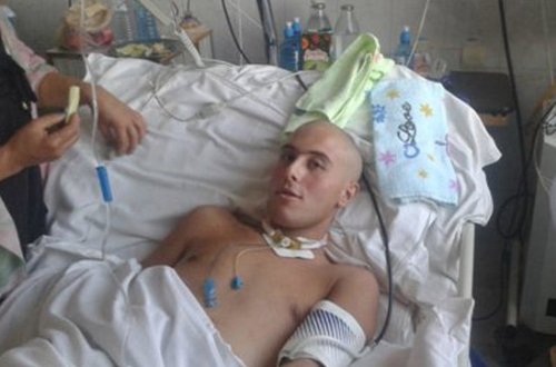 Aprel döyüşlərində yaralanan erməni əsgərin fotosu yayıldı -görün hara aparılıb