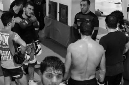 Ürəyindən bıçaqlanan bank müdirinin anası: 