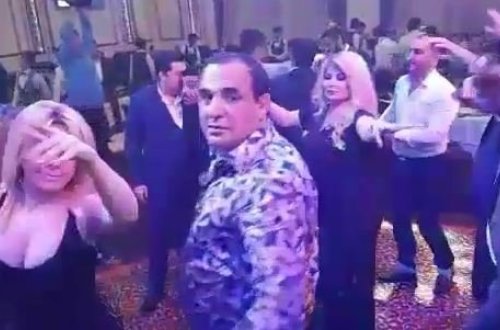 Abbasın toyunda VUR ÇATLASIN, ÇAL OYNASIN: Müğənnilər bir oynadı ki... - VİDEO