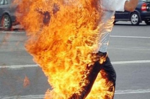 DƏHŞƏT! Azərbaycanda kişi özünü bankın qabağında yandırdı