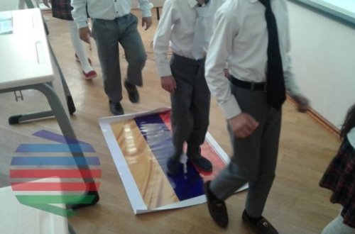 Tovuzda tarix müəllimi erməni bayrağını ayaq altına sərib, dərs keçir – FOTOLAR