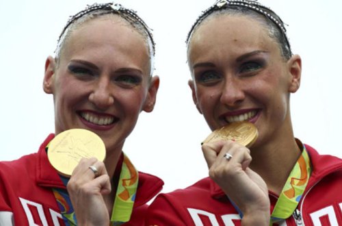 İdmançılar medalları niyə dişləyirlər? - QƏRİBƏ SƏBƏB