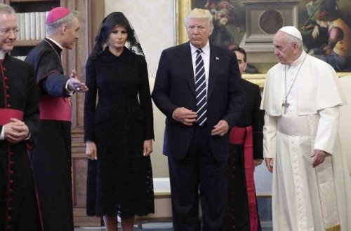 İslam dünyası ŞOKDA: Trampın arvadı başını bağladı - FOTOLAR