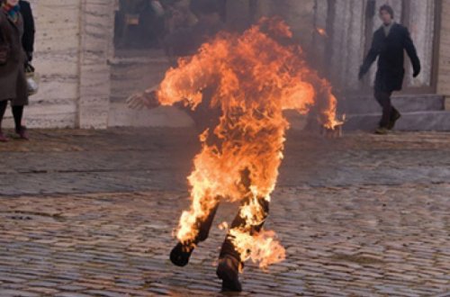 Bankın önündə özünü yandıran şəxsin FOTOSU