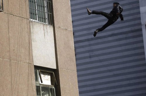 22 yaşlı oğlan özünü 5-ci mərtəbədən atdı - Azərbaycanda