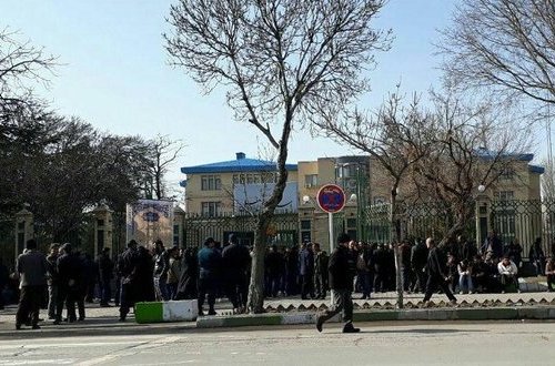 Azərbaycanlılar maaşa görə kütləvi aksiyaya başladı