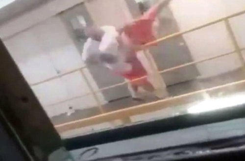 Məhkum məhkumu həbsxana binasından atdı - VİDEO