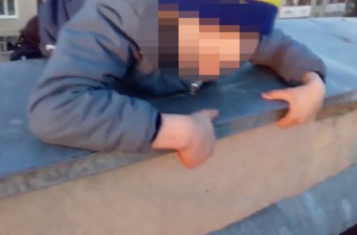 8 yaşlı oğlanın cəsarəti izləyənləri heyrətləndirir - VİDEO