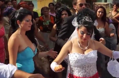 Baldız açıq-saçıq geyimi ilə gəlini kölgədə qoydu - VİDEO