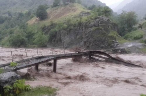 Azərbaycanda polislər cibindən pul verib körpünü təmir etdirdi - FOTOLAR