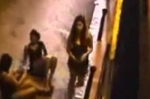 Erməni qızlar barda azərbaycanlı oğlana görə dava etdi, sonra... - İNANILMAZ VİDEO