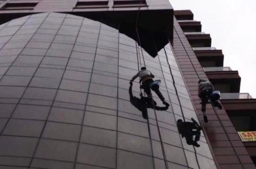 Bakıda FACİƏ: Otel pəncərəsini silən fəhlələr 7-ci mərtəbədən yıxıldı - ÖLƏN VAR