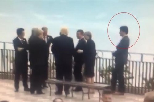 Liderlər rəngli corab geyinən baş naziri yaxına buraxmadılar – VİDEO