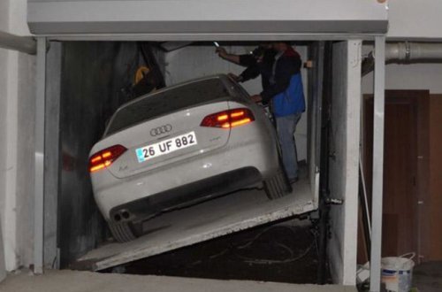 Düz 1 ildir bahalı avtomobilini oradan çıxara bilmir - FOTOLAR