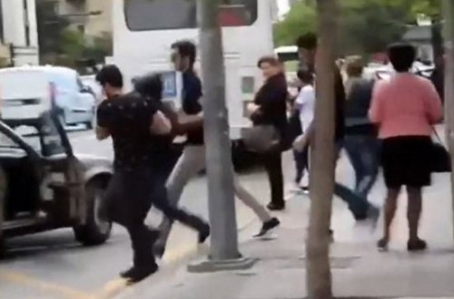 Bakıda gənci camaatın gözü qarşısında zorla maşına mindirib... - VİDEO