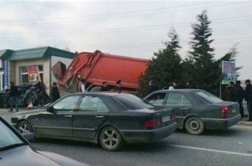 Bakıda FACİƏVİ QƏZA: Zibil maşınının altında qalıb can verdi
