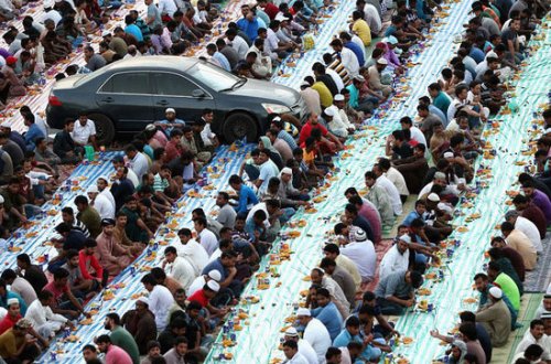 Dünya bu görüntüdən danışır! Maşın iftar süfrələrinin arasında qaldı - FOTO