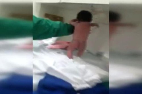 Körpə doğulan kimi yeriməyə başladı - VİDEO