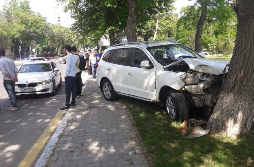 Bakıda qadın sürücü 130 minlik maşınla qəza törətdi – FOTOLAR