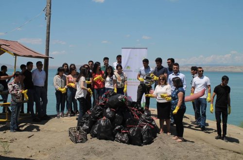 Mingəçevirli gənclər çimərlikdə təmizlik aksiyası keçiriblər