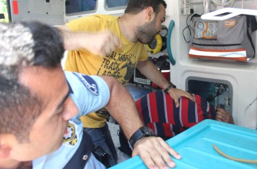 16 yaşlı gəncə cinsi əlaqə təklif edəni təcili yardımda linç etmək istədilər - VİDEO - FOTO