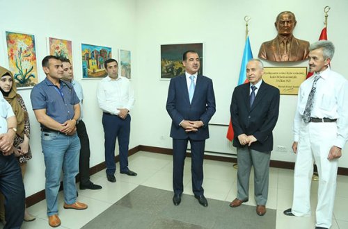 Elmar Vəliyev sərgidə iştirak edib