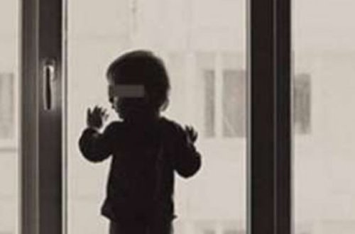 2 YAŞLI UŞAQ 6-CI MƏRTƏBƏDƏN YIXILDI - BURNU BELƏ QANAMADI