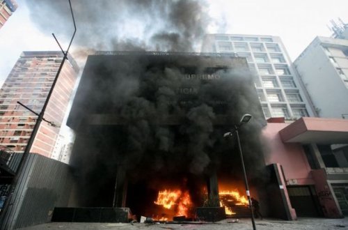 Karakasda etirazçılar Ali Məhkəmənin binasını yandırıblar