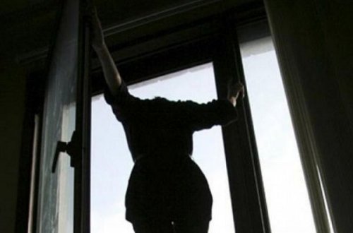 RƏSSAMLIQ AKADEMIYASINDA BƏDBƏXT HADISƏ: TƏLƏBƏ IKINCI MƏRTƏBƏDƏN YIXILIB