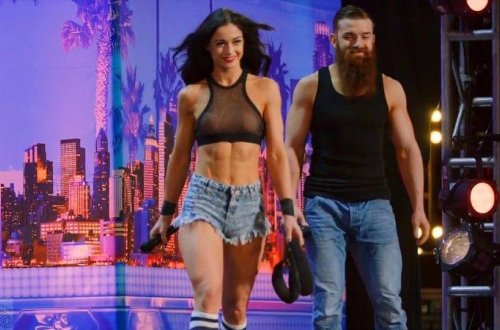 Çılpaq bacı və qardaş hərəkətləri ilə hamını ŞOKA SALDI - VİDEO