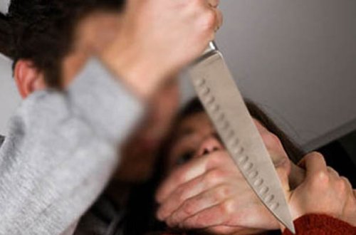 QIZINI IZLƏYIB BIÇAQLAYAN ATAYA 15 IL IŞ ISTƏDILƏR