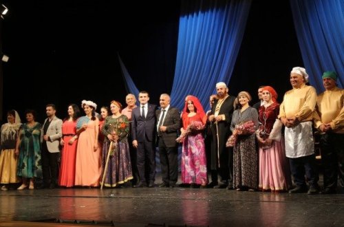 Qax Xalq Teatrı Bakıda Üzeyir Hacıbəyovun “Ər və arvad” tamaşasını nümayiş etdirib
