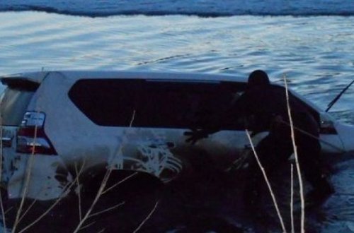 QUBADA “PRADO” ÇAYA AŞIB: YARALANANLAR VAR