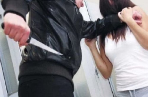 BAKIDA ATA 16 YAŞLI QIZINI BIÇAQLAYIB